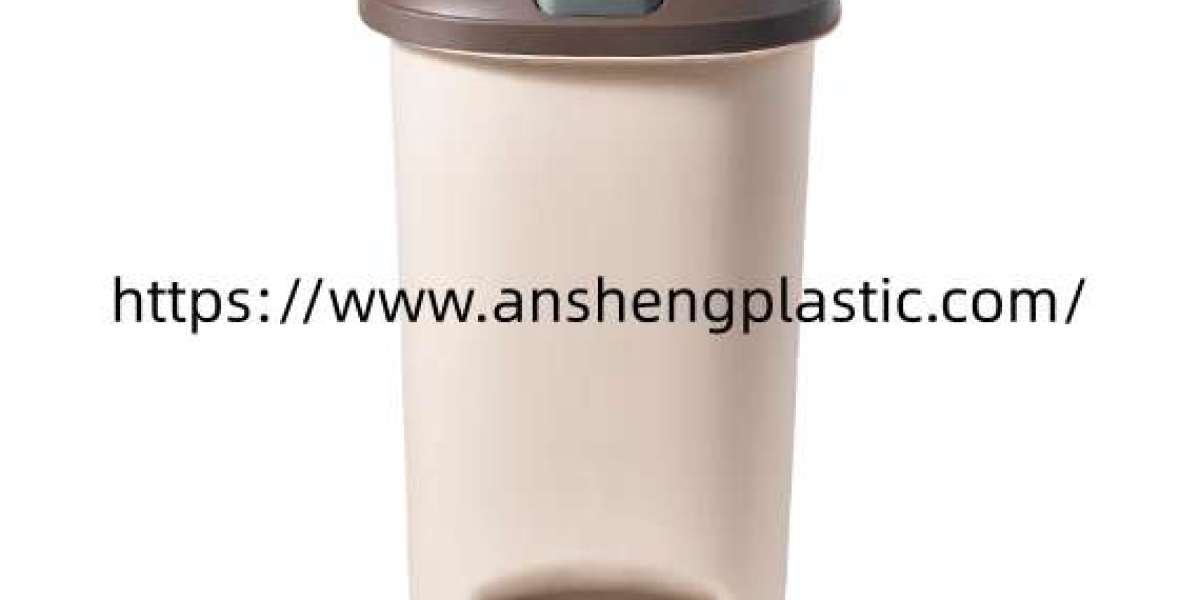 Choosing Practical Plastic Waste Bins for Contemporary Living Spaces
